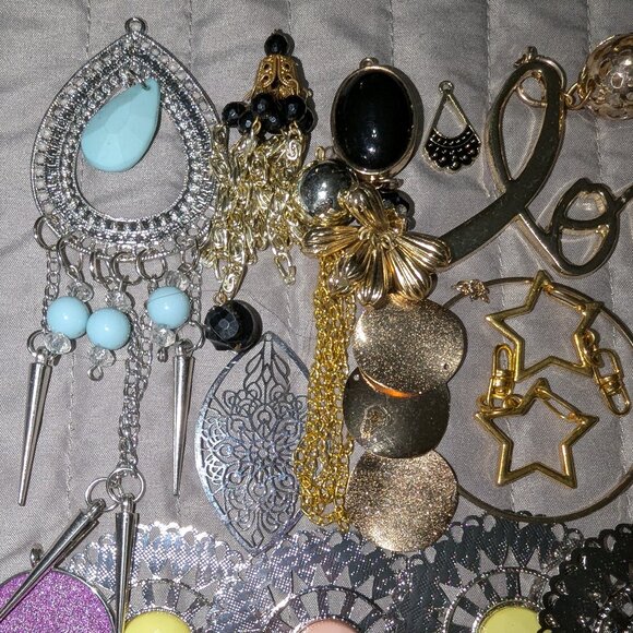 $3 with Bundle ~ Mixed Pendant/Jewelry Findings Lot 5312 - Picture 2 of 5